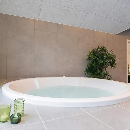 18 Person In Дом отдыха